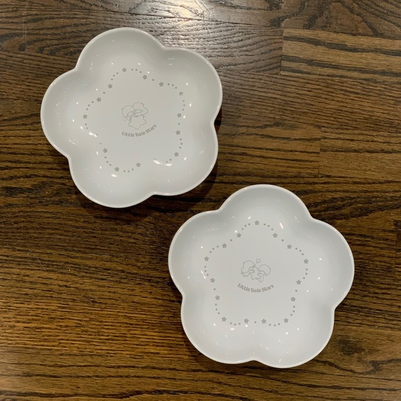 Rare Like New Le Creuset Little Twin Stars White Medium Flower Dishes Set of 2 - Picture 1 of 6